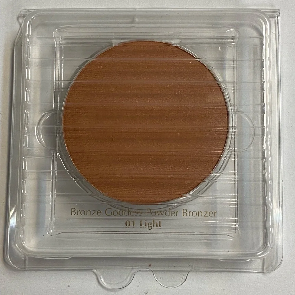 New Estée Lauder Bronze Goddess Powder Bronzer in 01 Light